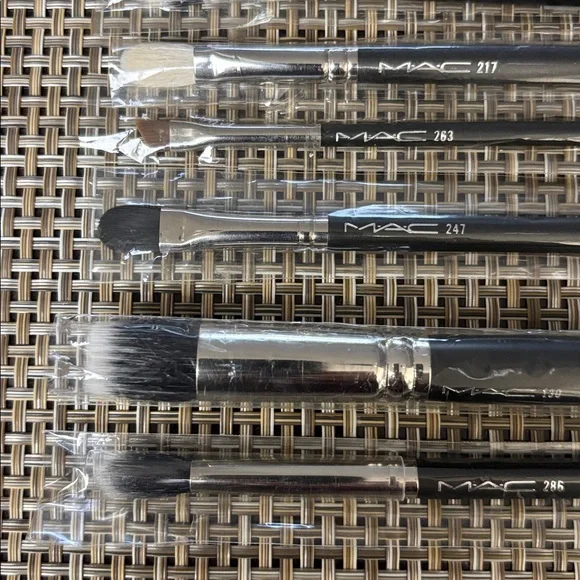 MAC COSMETICS NATURAL HAIR BRUSHES RARE ORIGINAL LOT OF 10 NEW - Picture 3 of 3